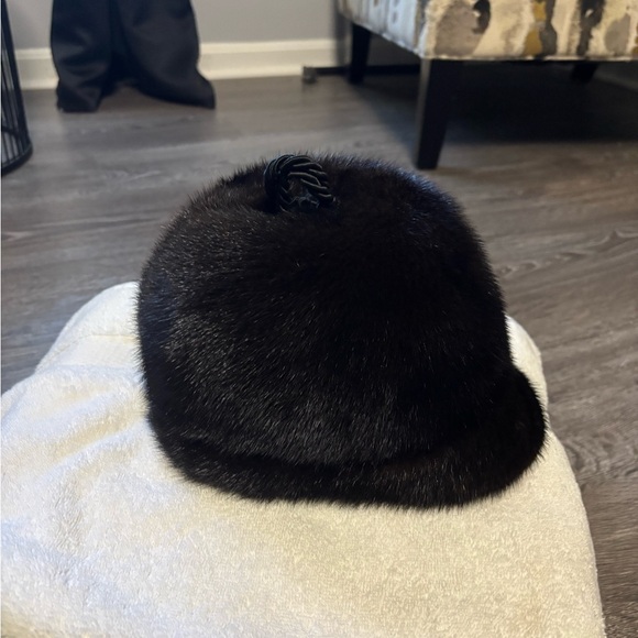 Elegant Black Mink Fur Hat - Picture 4 of 6